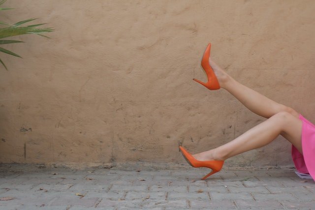 Ženské nohy vo vysokých podpätkoch.jpg