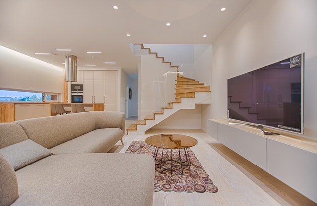 Štýlový moderný interiér, schody, TV, posteľ, kuchynská linka