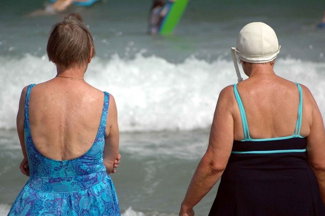 Dve tučné ženy na pláži v plavkách