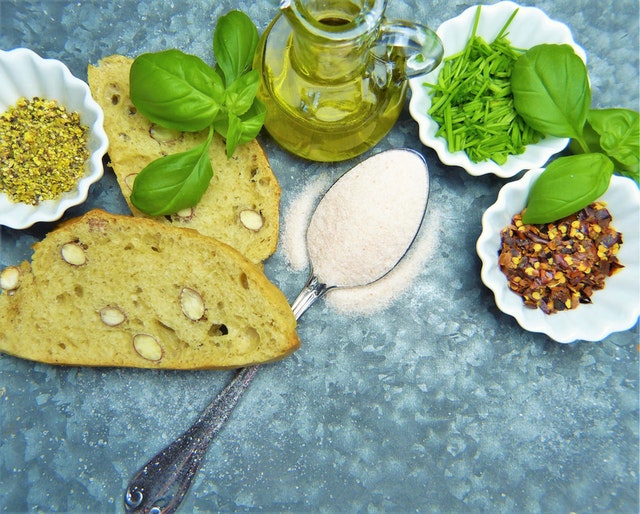 Tekvicový chlieb, semená bazalka a olivový olej v miske.jpg