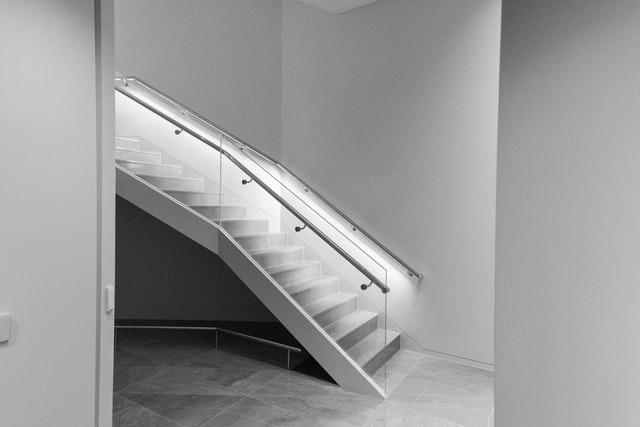 Moderné schody so zábradlím zo skla a kovu, nasvietené svetlami.jpg