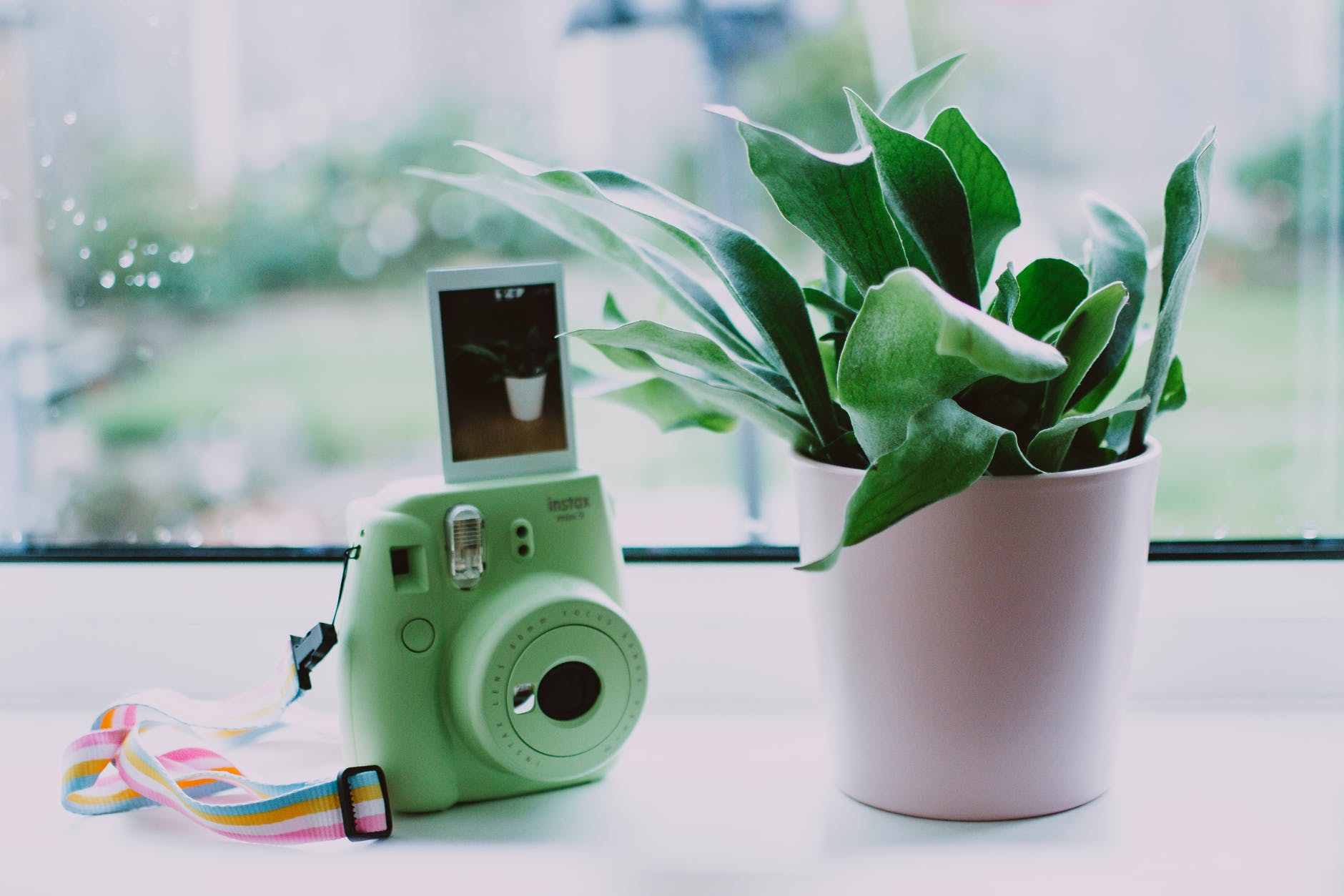 zelený instax fotoaparát